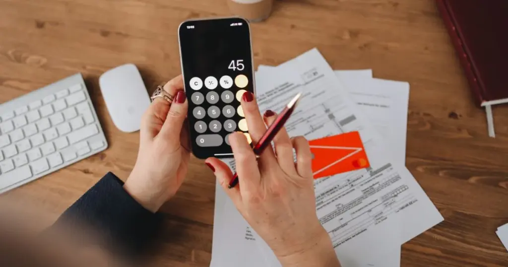 Persona revisando su reporte de deudas en el celular