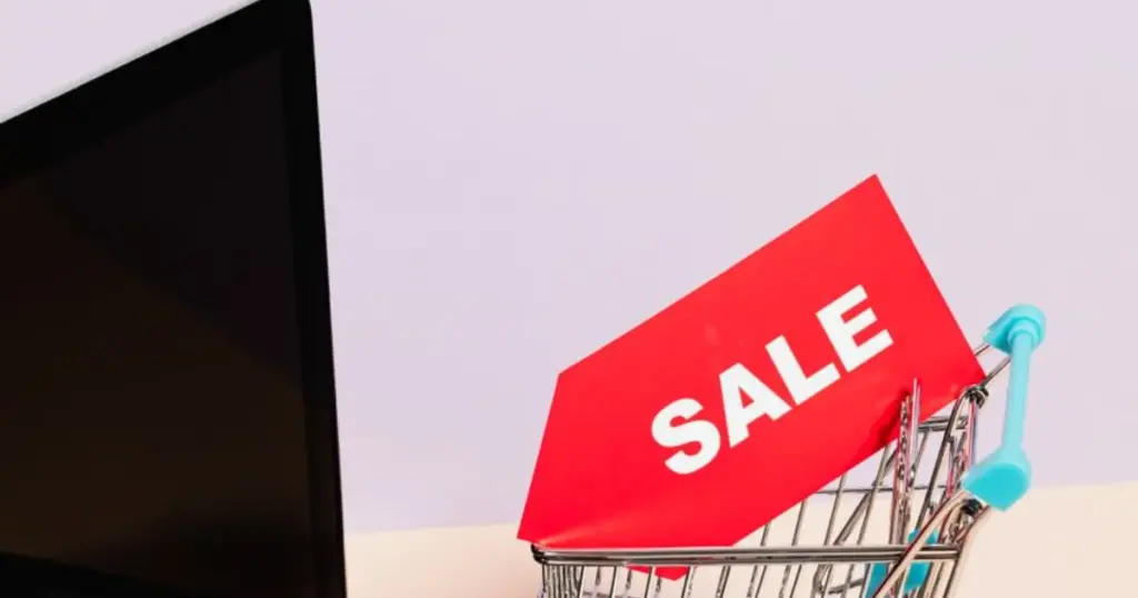 Persona haciendo compras en línea con laptop durante oferta