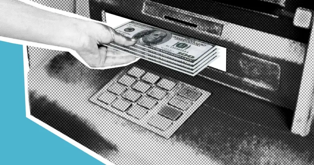 Persona retirando dinero en un cajero automático