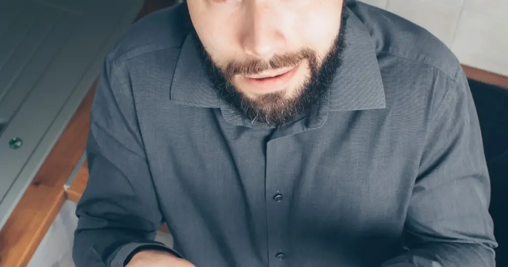 Hombre preocupado revisando un mensaje sospechoso en su celular
