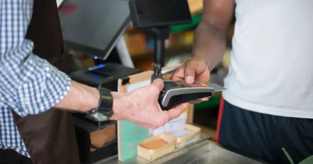 Cliente pagando con tarjeta sin contacto en un negocio en Perú
