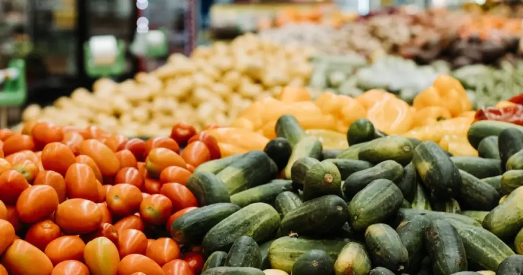 Pasillo de supermercado con frutas y verduras