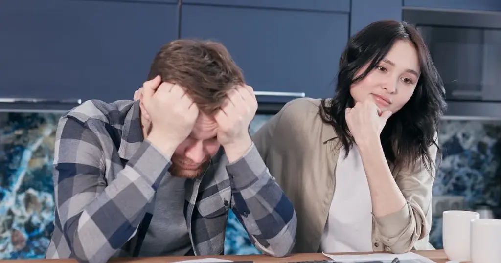 Persona preocupada revisando sus finanzas
