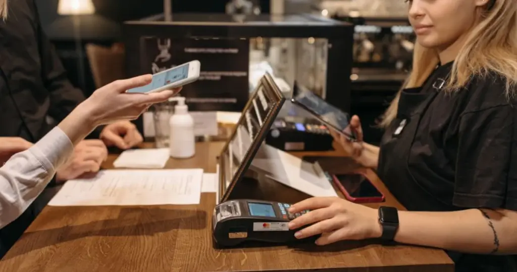 Cliente pagando con celular en un pequeño negocio en Perú