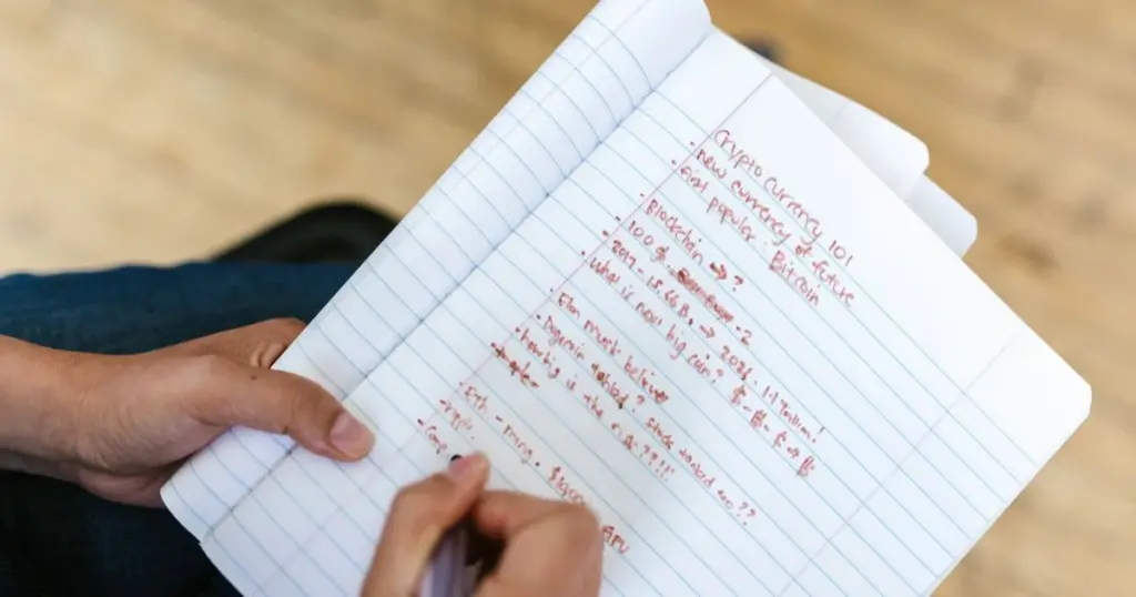 Persona planificando sus finanzas con notas y calculadora