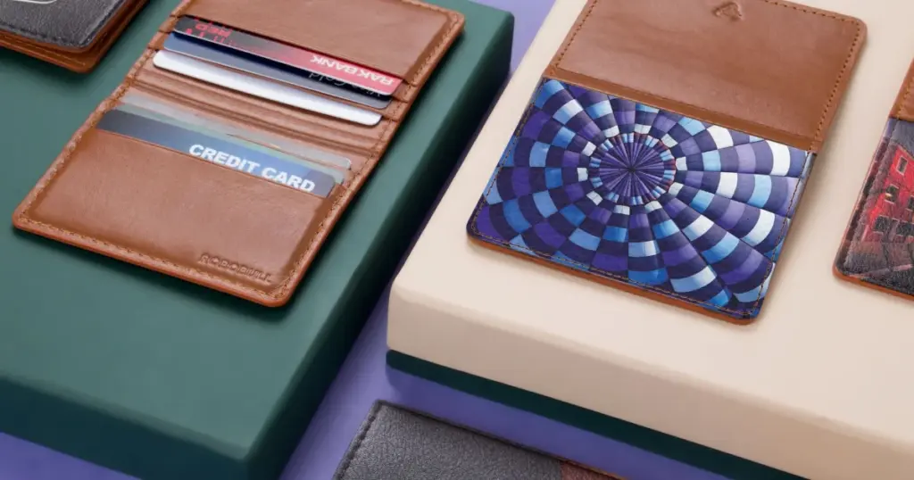 Varias tarjetas de crédito organizadas para comparación
