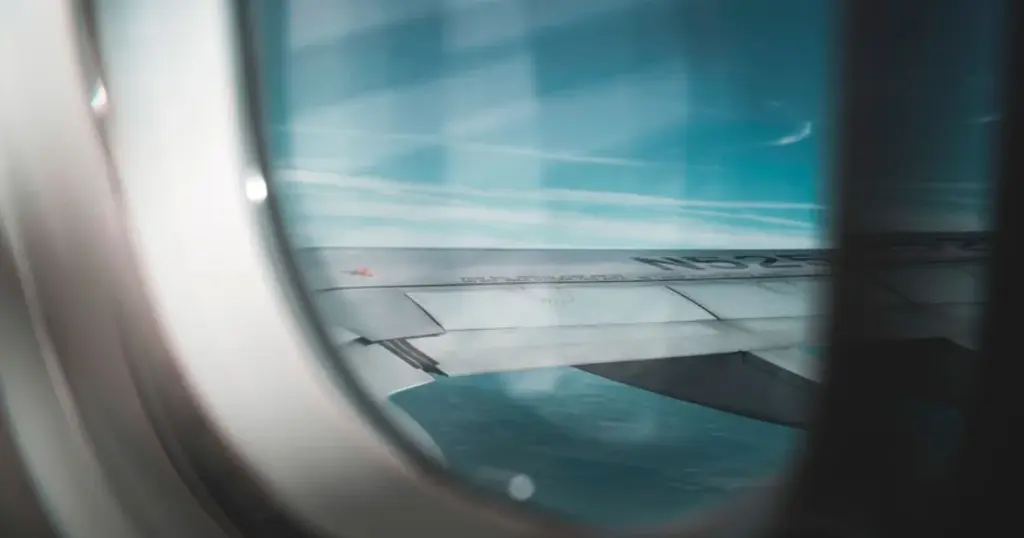 Vista del ala de un avión desde la ventanilla durante un vuelo, representando el uso de millas de tarjeta de crédito
