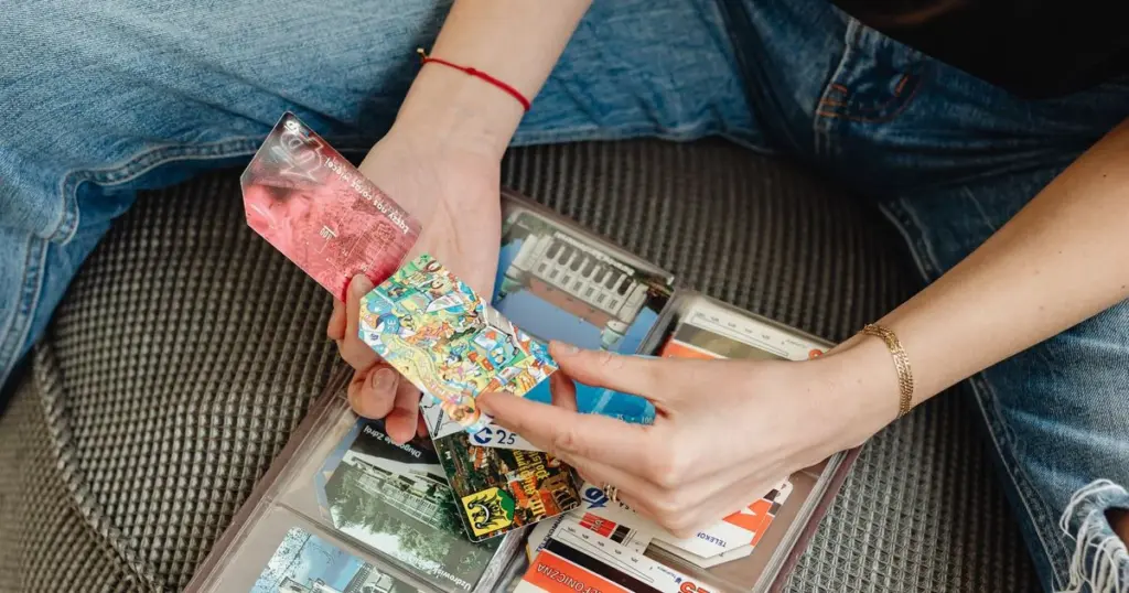 Varias tarjetas guardadas en una billetera