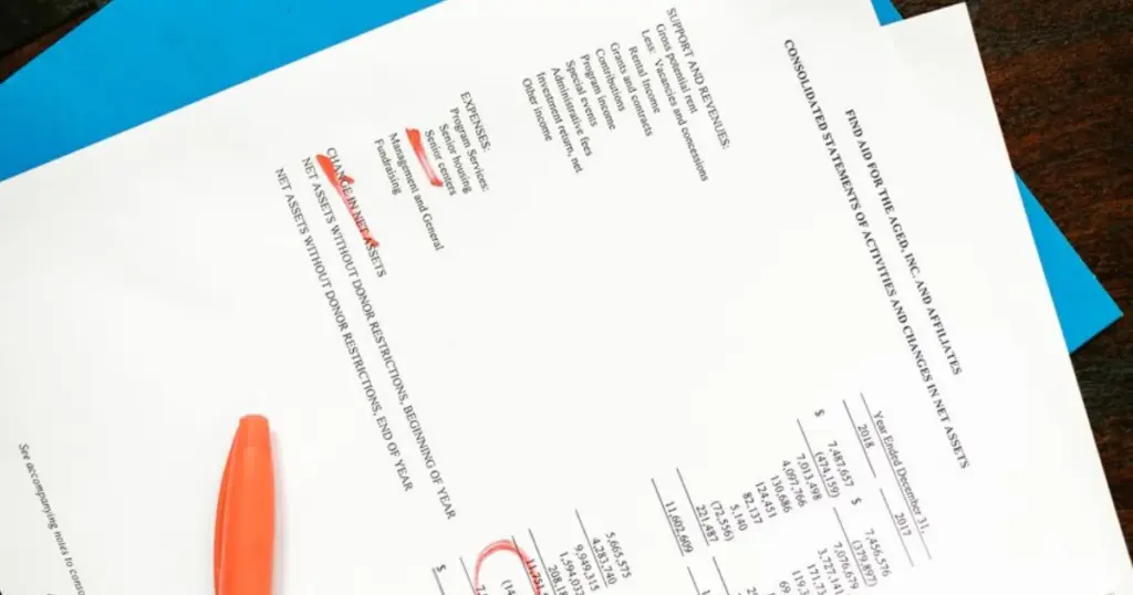 Persona revisando documentos financieros y reportes