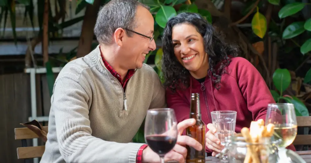 Pareja de adultos mayores sonriendo juntos al aire libre
