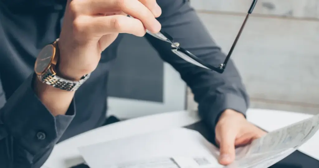Persona revisando el estado de cuenta de su tarjeta de crédito