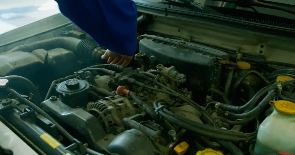 Mecánico reparando un motor en un taller automotriz