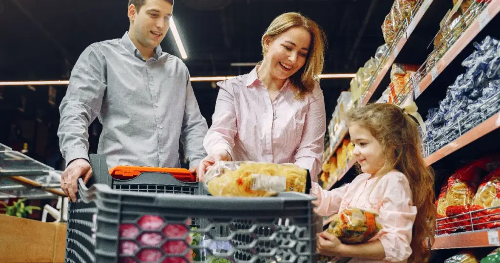 Familia comprando alimentos en el supermercado