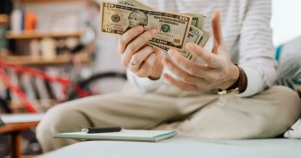 Persona contando dinero en efectivo