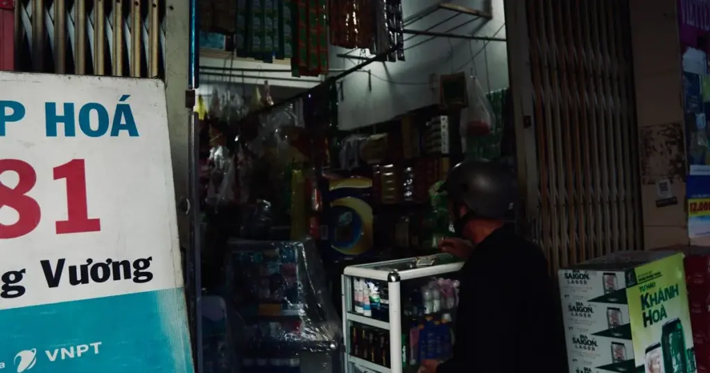 Dueno de tienda pequena atendiendo su comercio