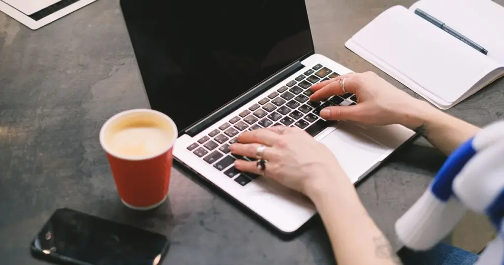 Profesional freelance trabajando en su escritorio