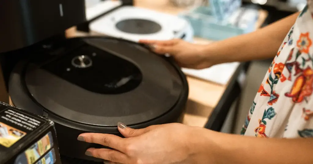 Cliente examinando un electrodoméstico en una tienda