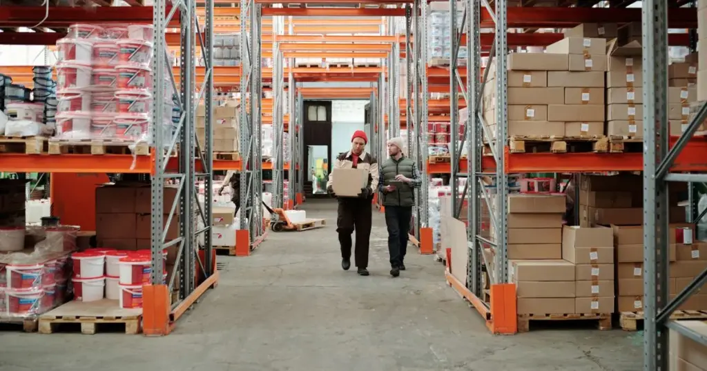 Cajas de inventario en bodega de comercio