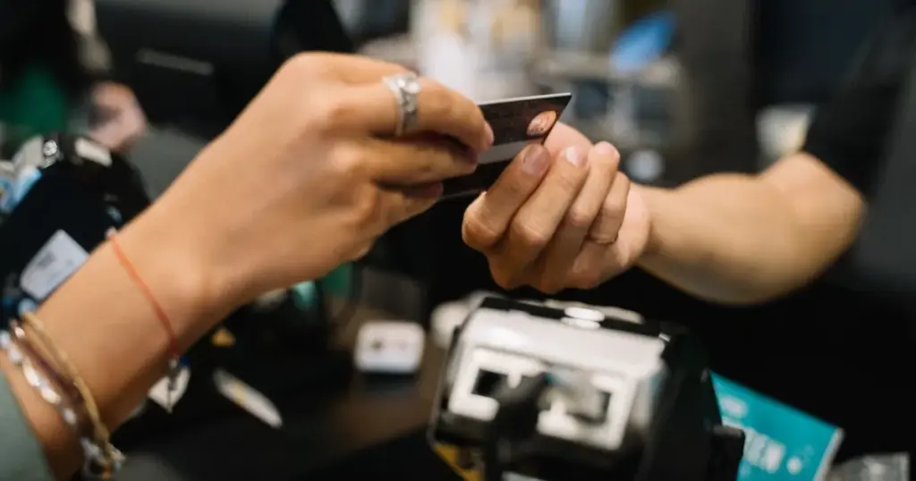 Persona usando tarjeta de credito para pagar