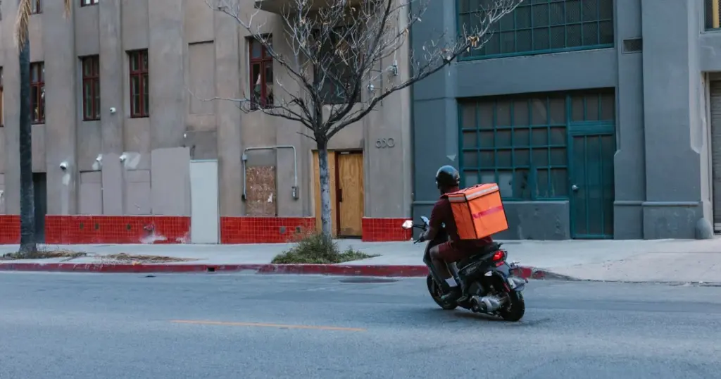 Repartidor en moto de delivery en la ciudad