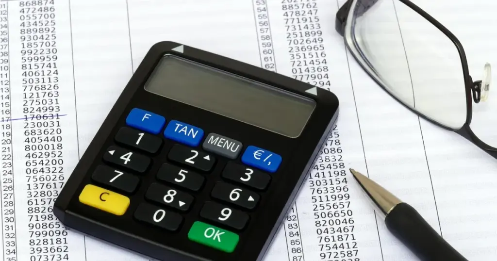Persona realizando una transferencia bancaria en línea