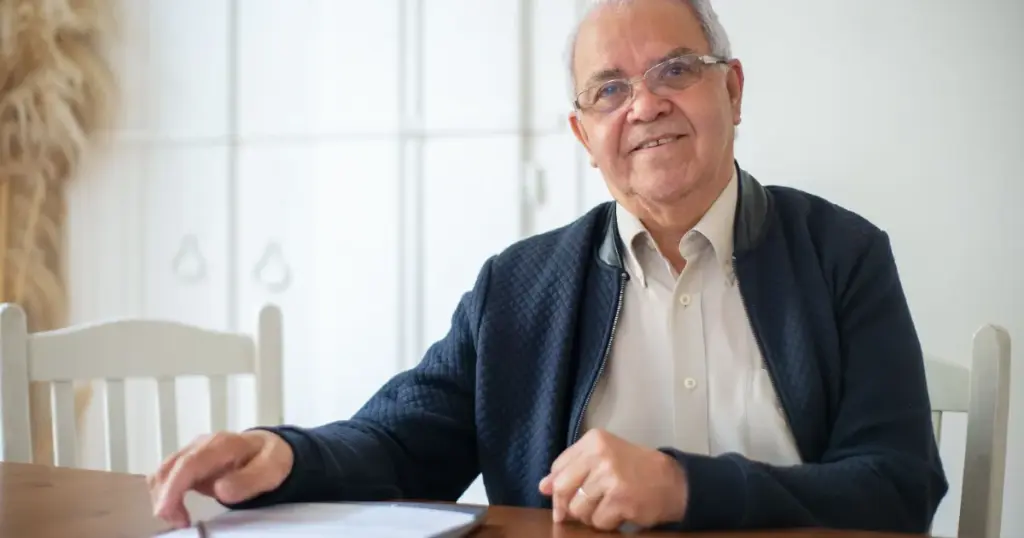 Hombre mayor revisando documentos y papeles en casa