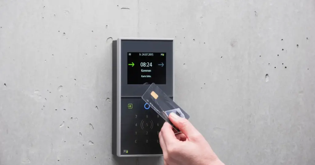 Sistema de acceso seguro con tarjeta contra pared de concreto