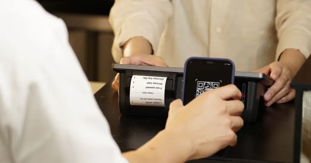 Cliente pagando con codigo QR en comercio