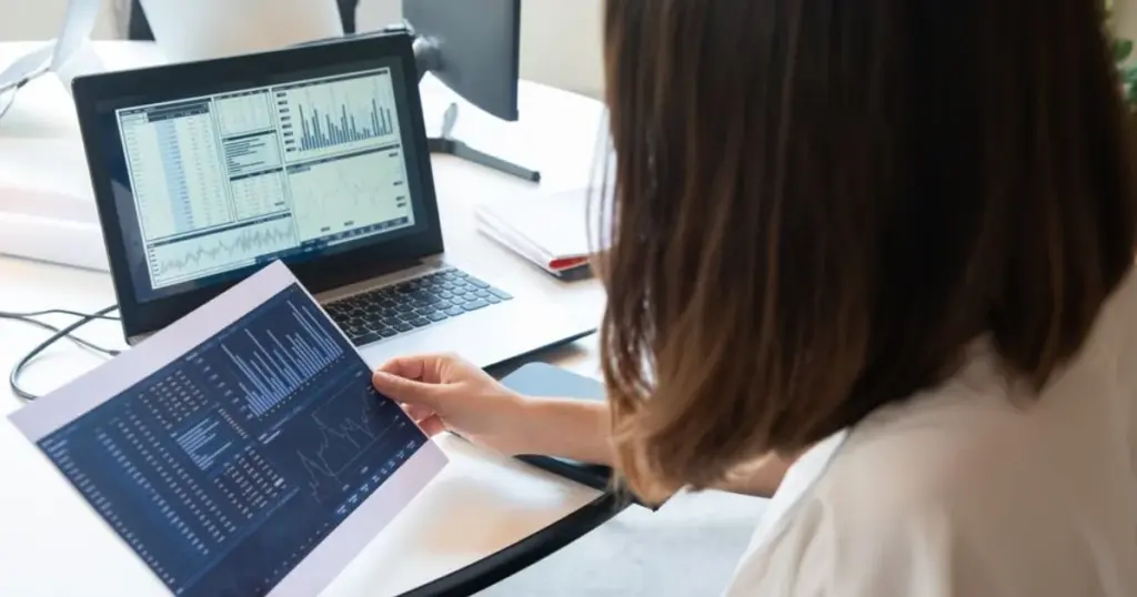 Persona revisando gráficas financieras
