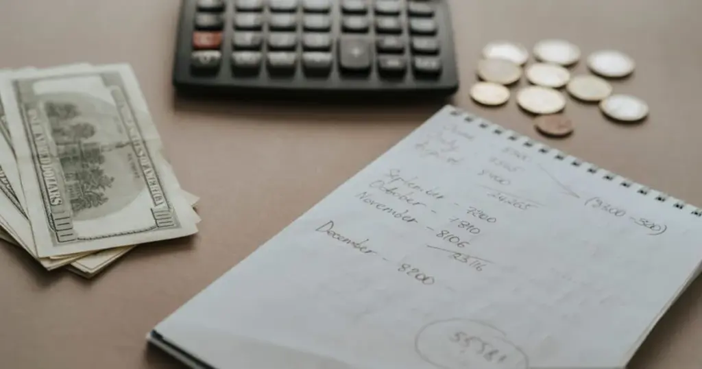 Calculadora y presupuesto anotado a mano
