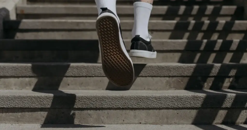 Persona subiendo escaleras de concreto al aire libre