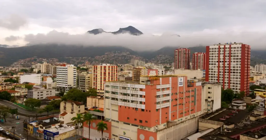 Vista aérea de Caracas con el skyline urbano y montañas