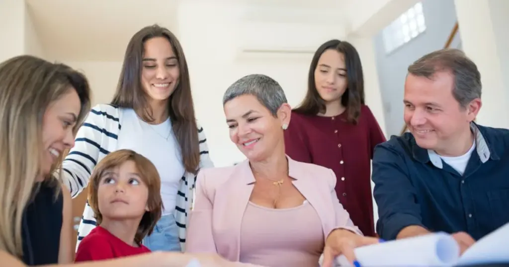 Familia revisando documentos juntos