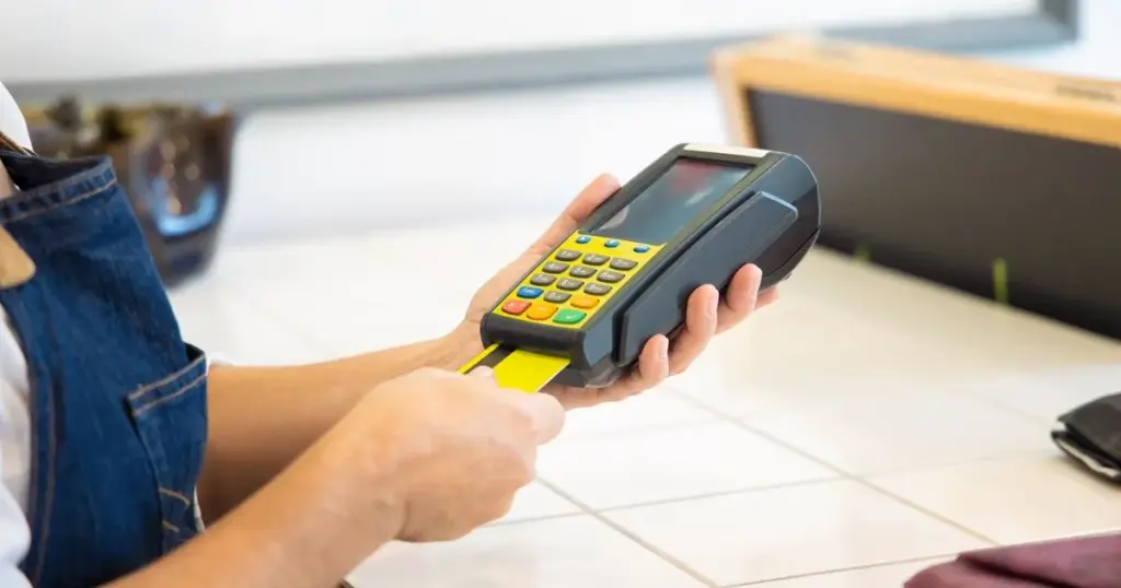Comercio pequeno procesando pago con tarjeta