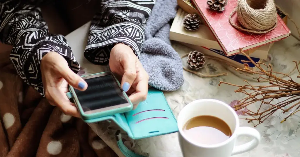 Mujer joven usando smartphone para vender por redes sociales